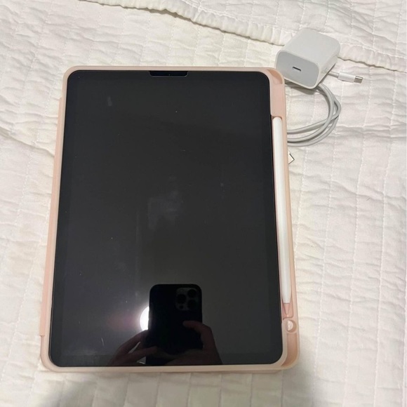 iPad Air 4th Generation with Apple Pencil and accessories - Picture 7 of 7